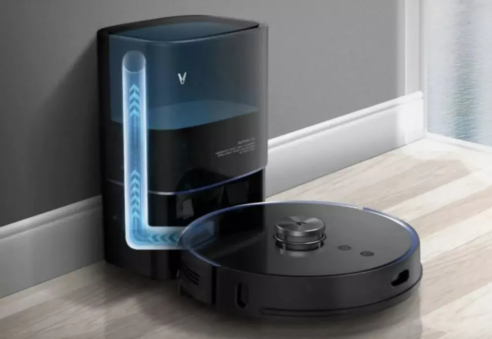 robot vacuum with cleaning station